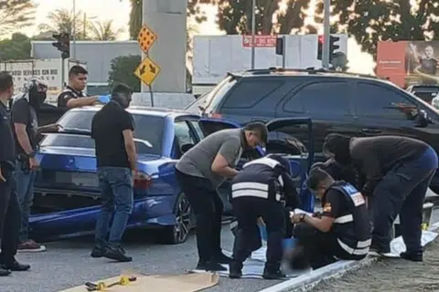 Pasukan Unit Forensik PDRM melakukan pemeriksaan ke atas mayat dan kenderaan suspek kes culik yang ditembak mati di Bandar Bukit Tinggi, Klang, awal pagi 14 April.