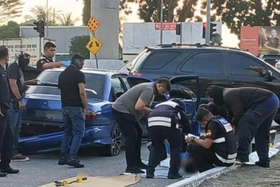 Pasukan Unit Forensik PDRM melakukan pemeriksaan ke atas mayat dan kenderaan suspek kes culik yang ditembak mati di Bandar Bukit Tinggi, Klang, awal pagi 14 April.