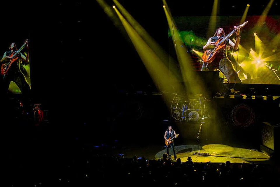  WHITESNAKE: Memukau dengan irama petikan gitar 'garing' disajikan membuat penonton terpukau.