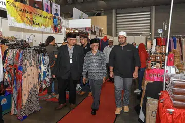 LANCAR EKSPO: Ustaz Pasuni Maulan (tengah) dan Presiden Pusat Pembelajaran Nur Insan, Encik Muhammad Faaris Ameerjan (paling kanan), merupakan antara mereka yang menghadiri pelancaran Ekspo Makanan Halal ke-17 dan Jualan Mega Hari Raya semalam. - Foto-foto BH oleh IQBAL FAIZAL