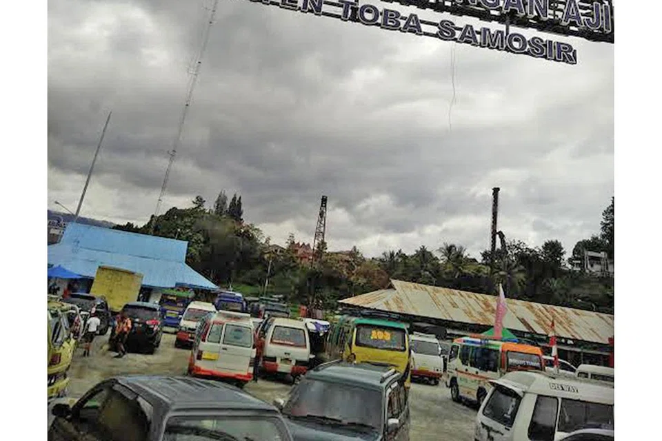 KEMBALI SIBUK EKORAN PERTAMBAHAN PELANCONG: Pelabuhan Penyeberangan Ajibata adalah yang tersibuk di Danau Toba. 