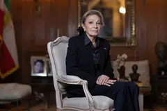 Bekas Permaisuri Iran, Farah Diba Pahlavi, bergambar ketika sesi fotografi di kediamannya di Paris pada 20 Januari 2026. Isteri kepada Shah terakhir Iran itu berkata beliau percaya “tiada jalan untuk berpatah balik” selepas gelombang protes menentang Republik Islam, dan yakin rakyat Iran akan muncul “sebagai pemenang dalam perjuangan yang tidak seimbang ini,” dalam temu bual bersama AFP pada 20 Januari 2026. 