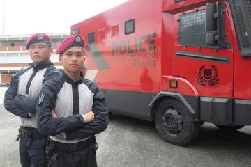 UNIT DIANGGOTAI PNSMEN: SC/SGT Muhammad Khairul (kanan) bersama seorang lagi anggota PNSF, SC/SGT Wilson Ng, yang berkhidmat dengan Komand Operasi Khas (SOC) bakal menjadi antara PNSmen pertama yang akan membentuk Pasukan Ketenteraman Awam PNSmen yang baru apabila mereka menjalani khidmat kerahan selepas selesai NS. - Foto ERVINA MOHD JAMIL