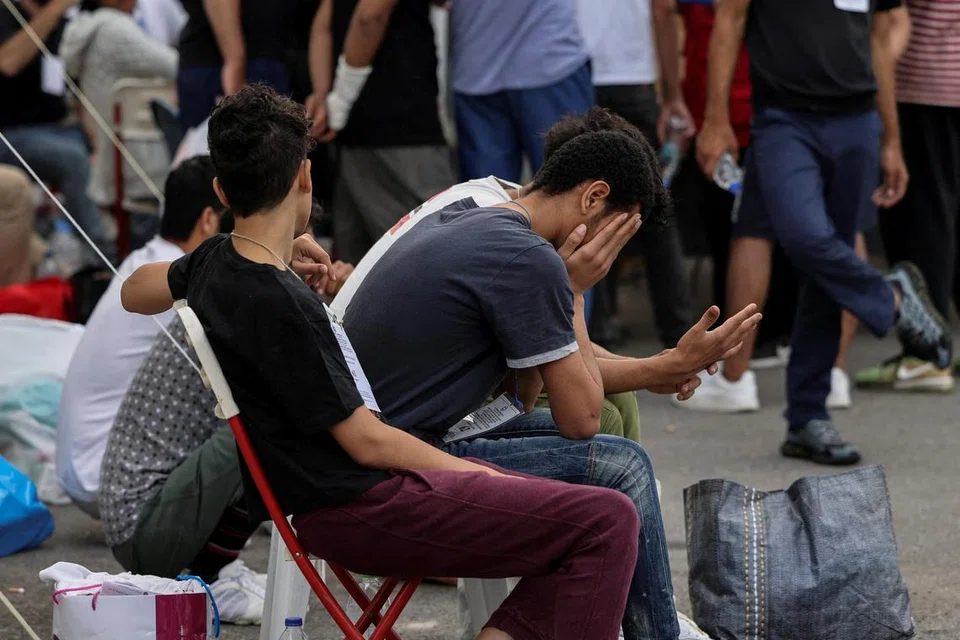 TERSELAMAT: Pendatang yang terselamat dari kapal karam di kawasan perairan terdalam di Mediterranean menunggu bas untuk dipindahkan ke Athens dari pelabuhan Kalamata, Greece pada 16 Jun.