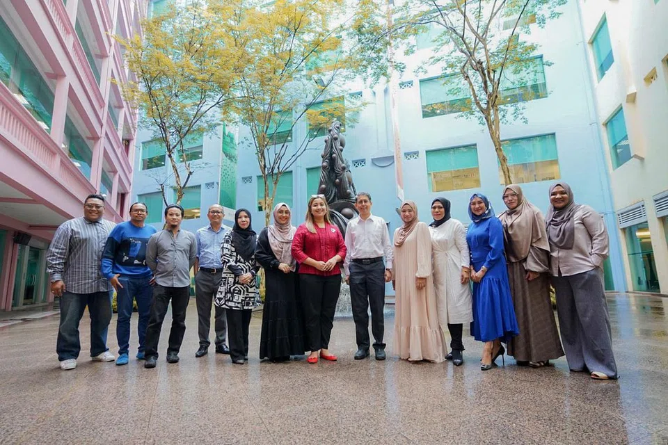 MASA DEPAN LANDSKAP PERUMAHAN: Profesor Madya Dr Muhammad Faishal Ibrahim (enam dari kanan), AP GRC Ang Mo Kio, Cik Nadia Samdin (tengah), dan Penolong Editor BH, Encik Nizam Ismail (empat dari kiri), bersama 10 ejen hartanah semasa sesi dialog. - Foto BH oleh NUR DIYANA TAHA