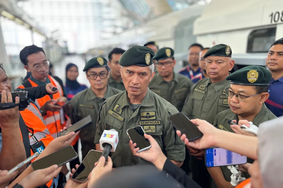 Ketua Pengarah Agensi Kawalan dan Perlindungan Sempadan (AKPS), Datuk Seri Mohd Suhaily Mohd Zain (tengah).