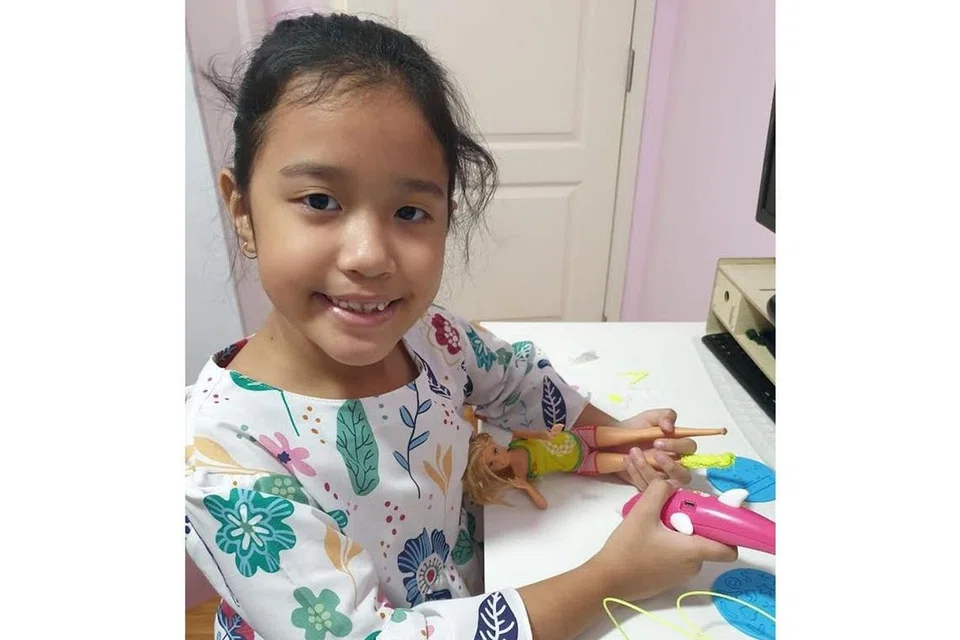 "Saya amat gemar setiap kali saya ada sesi pen 3D dengan ayah saya kerana kami boleh mereka bentuk apa sahaja yang kami mahu. Saya dapat membuat anak patung saya unik dan berbeza daripada apa yang sering dilihat di kedai." - Aufa Qalesya, lapan tahun, anak kepada Encik Mohammad Zahrin Abdullah.