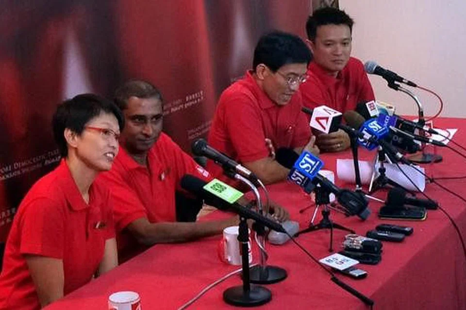 DUA CALON SDP DIDEDAHKAN: Cik Chong Wai Fung (kiri) dan Encik Khung Wai Yeen (kanan) bakal bertanding dalam pilihan raya ini. Turut hadir acara pendedahan itu ialah pengerusi, Encik Jeffrey George (dua dari kiri) dan ketua parti, Dr Chee Soon Juan (dua dari kanan).