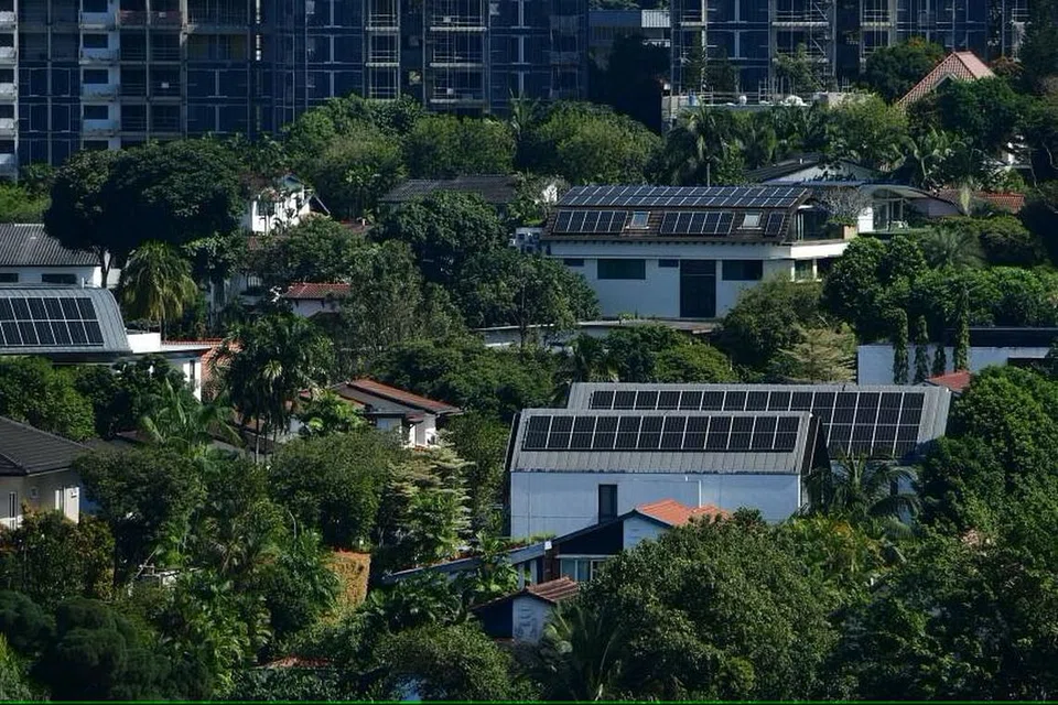 Singapura juga sedang menjadikan campuran tenaganya lebih mesra alam, dengan kira-kira 30 peratus akan diimport dalam bentuk tenaga boleh diperbaharui dari Kemboja, Indonesia dan Vietnam menjelang 2035.