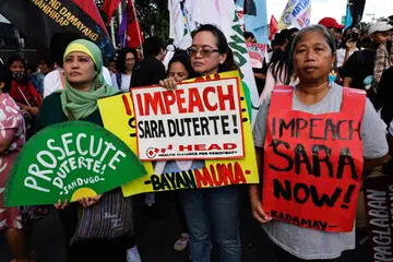 Penunjuk perasaan yang menuntut pemecatan Naib Presiden Sara Duterte mengadakan tunjuk perasaan di luar Dewan Perwakilan Kongres (HOR) di Quezon City, Metro Manila, Filipina, pada 5 Februari 2025.
Pada hari yang sama, HOR telah meluluskan pemecatan Duterte melalui aduan yang dikemukakan oleh 215 ahli perundangan, sekali gus membawa kepada arahan untuk menghantar artikel pemecatan ke Senat Filipina.