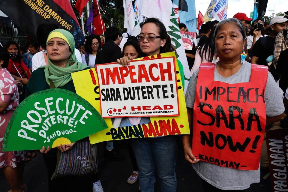 Penunjuk perasaan yang menuntut pemecatan Naib Presiden Sara Duterte mengadakan tunjuk perasaan di luar Dewan Perwakilan Kongres (HOR) di Quezon City, Metro Manila, Filipina, pada 5 Februari 2025.
Pada hari yang sama, HOR telah meluluskan pemecatan Duterte melalui aduan yang dikemukakan oleh 215 ahli perundangan, sekali gus membawa kepada arahan untuk menghantar artikel pemecatan ke Senat Filipina.