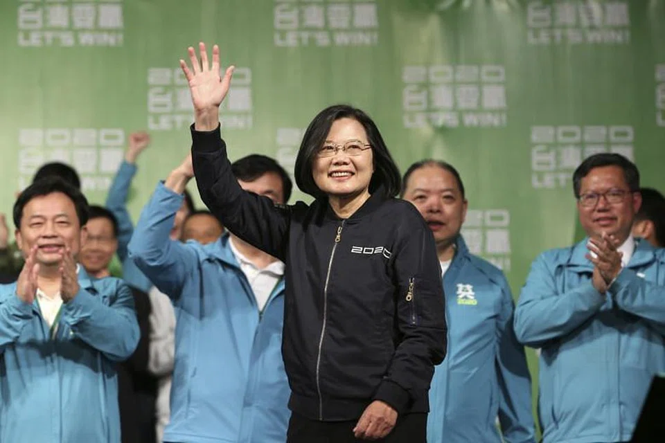 Presiden Taiwan Tsai Ing-wen melambai para penyokong di luar ibu pejabat kempennya di Taipei pada 11 Januari 2020. FOTO: AP