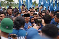 PERTAHAN KERUSI: Pengerusi Perikatan Nasional, Tan Sri Muhyiddin Yassin (tengah), di pusat penamaan calon di Pagoh semalam. - Foto FB MUHYIDDIN YASSIN