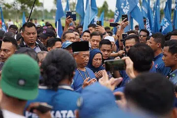 PERTAHAN KERUSI: Pengerusi Perikatan Nasional, Tan Sri Muhyiddin Yassin (tengah), di pusat penamaan calon di Pagoh semalam. - Foto FB MUHYIDDIN YASSIN