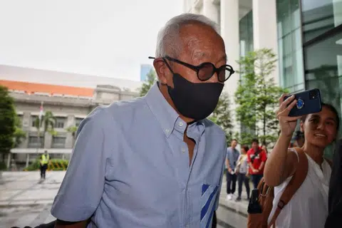 Taikun hartanah, Ong Beng Seng, di Mahkamah Negara pada Oktober 2024. Ong berdepan satu pertuduhan bersubahat dalam kesalahan di bawah Seksyen 165 Kanun Keseksaan dan satu pertuduhan bersubahat dalam menghalang proses keadilan.