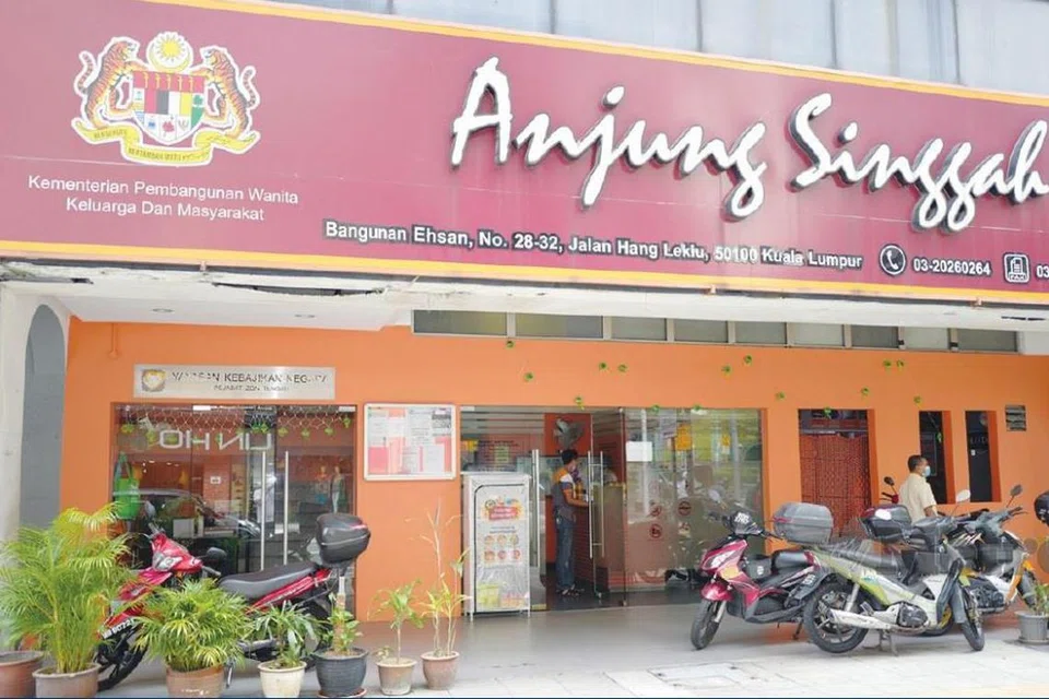 Anjung Singgah antara usaha kerajaan dalam membantu membela kebajikan golongan gelandangan dengan menawarkan tempat penginapan sementara, menyediakan makan minum dan saringan awal kesihatan.