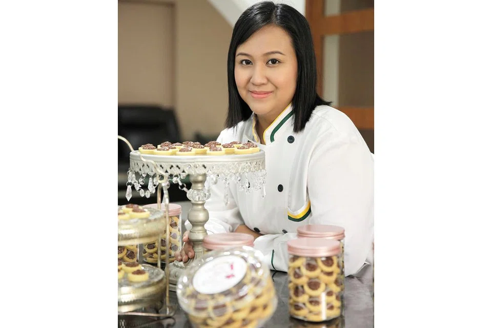 MINAT SENI: Cik Norafidah menganggap pembuatan kuih itu sebagai satu seni. Beliau suka membuat kuih tart kerana boleh membentuknya. - Foto BH oleh GIN TAY