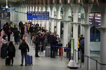 PEMERIKSAAN: Penumpang beratur di terminal Eurostar di St Pancras International. Perkhidmatan kesihatan awam Britain menggesa Perdana Menteri Boris Johnson agar melanjutkan tempoh peralihan Brexit negara itu atau menghadapi risiko membebani lagi hospital yang sudah pun bergelut dengan koronavirus. - Foto REUTERS