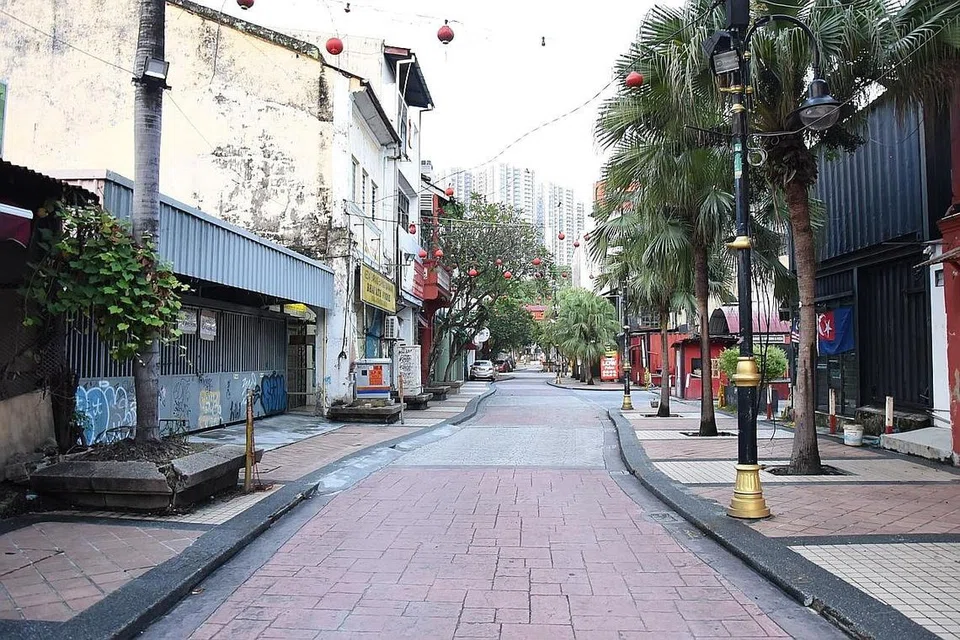 SEPI: Pusat bandar Johor Baru yang biasanya sesak bertukar menjadi sepi apabila penutupan dan sekatan dijalankan kerana pandemik Covid-19. - Foto fail