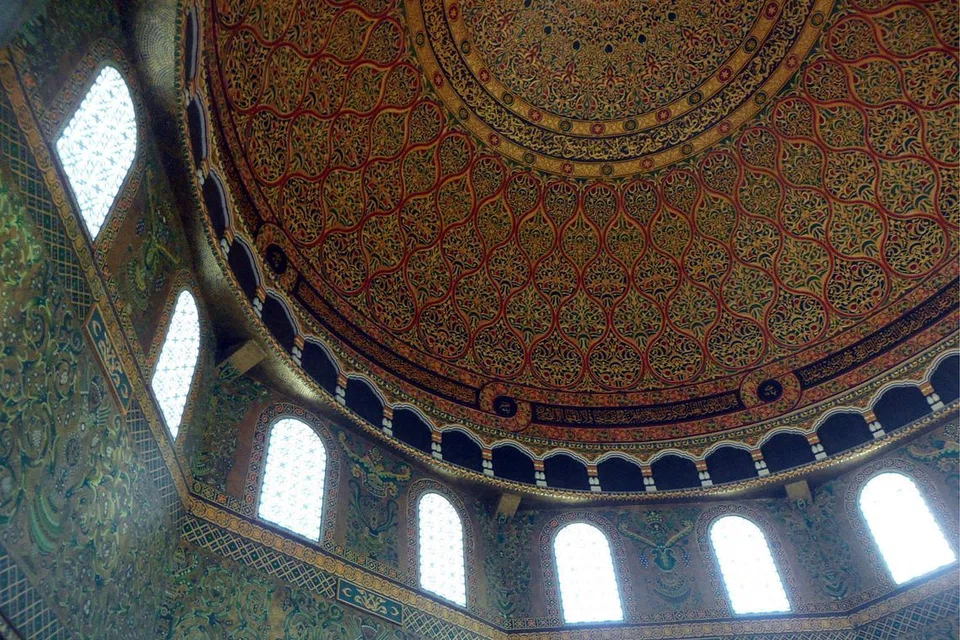 HIASAN BAWAH KUBAH: Bahagian atas dalam perpustakaan Universiti Antarabangsa Albukhary (AiU) diserikan dengan hiasan berwarna-warni ini.