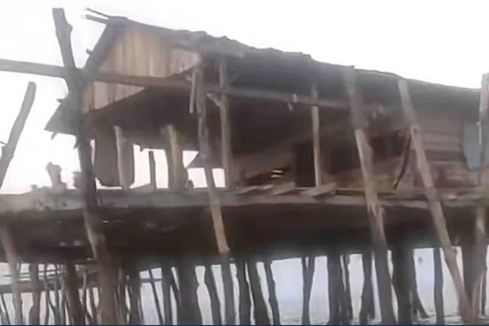 Kelong di Sungai Lurus, Batu Pahat, Johor, yang menjadi tempat lapan pemancing memancing roboh akibat dipukul ribut, menyebabkan seorang pemancing maut, manakala tujuh lagi termasuk tiga warga asing terselamat.