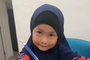 Pelajar Kelas Bimbingan Prasekolah (KBPS) di Cordova, Nur Ayra Muhammad Nazri, gemar melalukan aktiviti di dalam buku agamanya yang mempunyai ruang untuk murid mewarna, melukis dan menampal pelekat, yang disertakan di dalam buku Darul Andalus itu.   