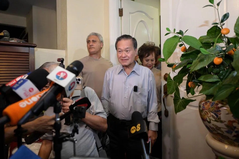 UCAPKAN TERIMA KASIH: Encik Tan Kin Lian muncul di hadapan media di rumahnya di kawasan Yio Chu Kang untuk mengucapkan tahniah kepada pesaingnya, mantan Menteri Kanan, Encik Tharman Shanmugaratnam, setelah kiraan sampel menunjukkan Encik Tharman mendahului pertandingan Pilihan Raya Presiden dengan 70 peratus undi. Encik Tan turut mengucapkan terima kasih kepada keluarga dan penyokong beliau atas sokongan mereka.
