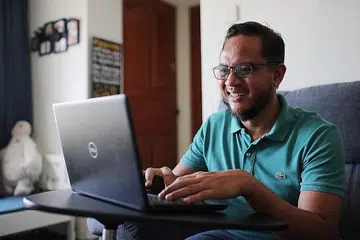 MENINGKATKAN PENGETAHUAN: Encik Zailani percaya masih ada banyak yang perlu dipelajarinya walaupun sudah 23 tahun beliau dalam bidang IT, kerana tugasnya sentiasa berubah dengan adanya alat dan maklumat teknologi baru. - Foto BH oleh GIN TAY