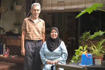 RUMAH IDAMAN: Cik Nonah Ahmad dan Encik Mohd Shahwan Mohd Said, sudah tinggal di rumah teres HDB mereka di Blok 56, Stirling Road di Queenstown sejak 1986. Walaupun mereka boleh menjual rumah itu pada harga yang tinggi sekarang, mereka lebih selesa duduk di rumah yang menawarkan banyak kemudahan tinggal di 'tingkat satu' dan privasi berbanding flat HDB biasa. - Foto BM oleh HARITH MUSTAFFA