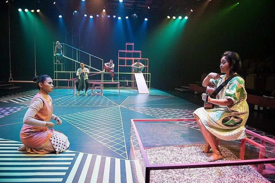 PERMAINAN HIDUP: Main² ,yang dipentaskan dalam suasana pentas yang diubah persis taman permainan, dijayakan oleh Farhana M. Noor (kiri) dan Suhaili Safari dengan penuh penghayatan . - Foto JACK YAM/ESPLANADE