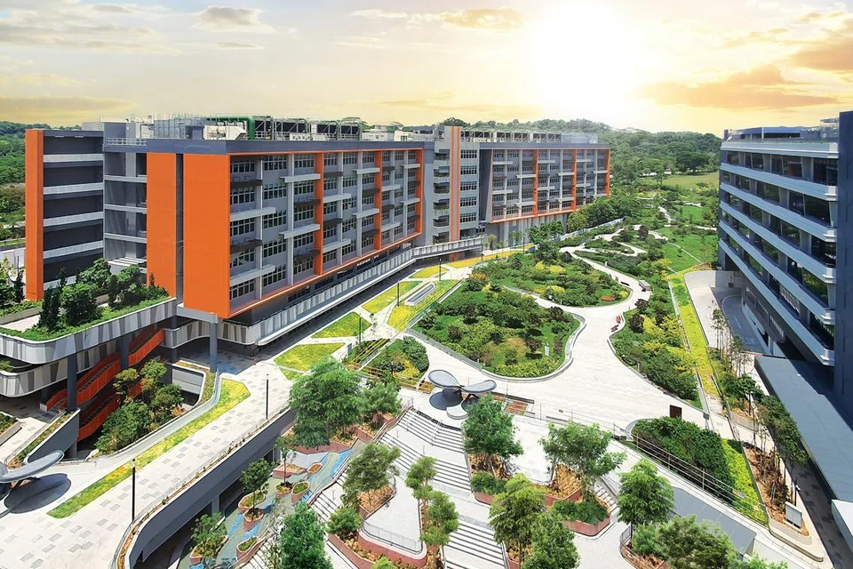 NIKMATI KEHIJAUAN: Kampus Hospital disepadukan dengan Taman Penyembuhan Woodlands, yang membolehkan pesakit, kakitangan, dan pelawat menikmati pelbagai kawasan lapang dan kehijauan.