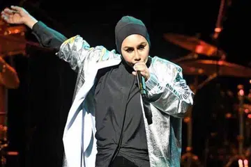 TENAGA MELUAP-LUAP: Ella membuat sekitar 2,000 penonton di Dewan Konsert Esplanade teruja dengan lagu 'hit' beliau sejak zaman bersama The Boys dan seterusnya sebagai artis solo. - Foto INSTAGRAM ELLA
