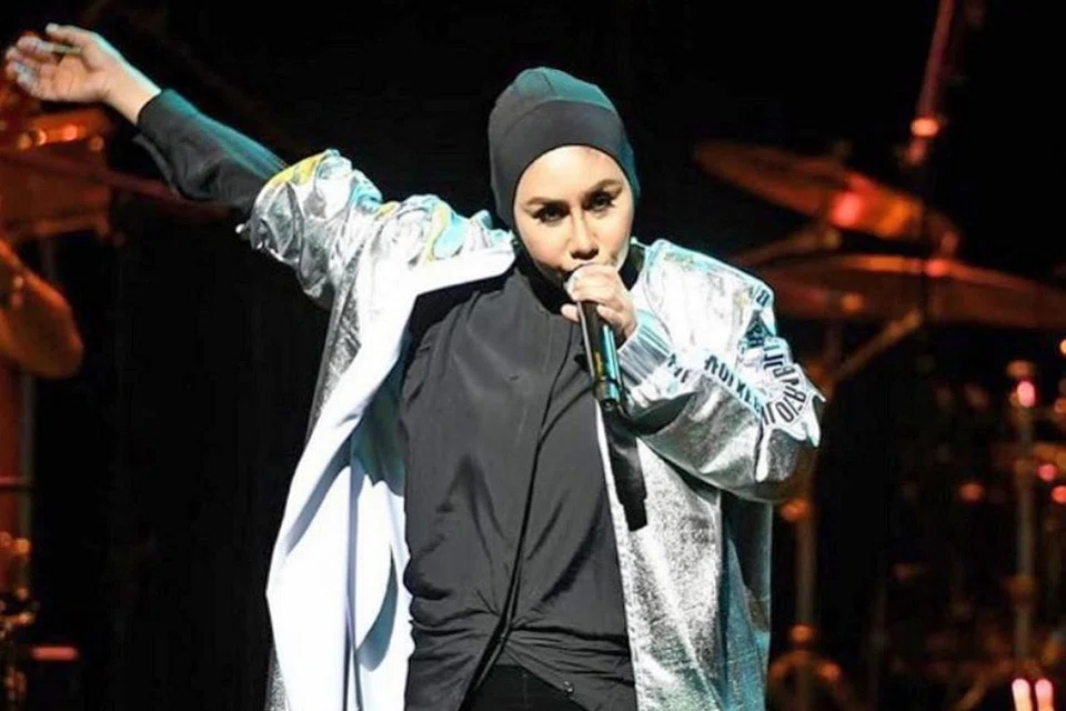 TENAGA MELUAP-LUAP: Ella membuat sekitar 2,000 penonton di Dewan Konsert Esplanade teruja dengan lagu 'hit' beliau sejak zaman bersama The Boys dan seterusnya sebagai artis solo. - Foto INSTAGRAM ELLA