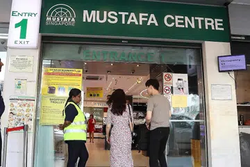 KRISIS BERTERUSAN: Pengasas Mustafa Centre, Mustaq Ahmad kini berhadapan tuntutan daripada anak-anak Allahyarham Samsuddin Ahmad yang merupakan rakan kongsi ayahnya. - Gambar fail