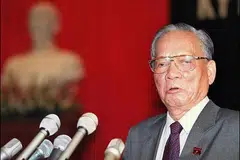 PENGHORMATAN TERAKHIR: Presiden Halimah beri penghormatan kepada mantan presiden Vietnam Le Duc Anh yang meninggal dunia pada usia 99 tahun pada 22 April 2019.
