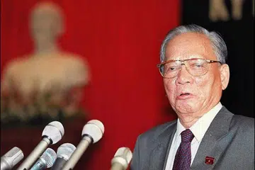 PENGHORMATAN TERAKHIR: Presiden Halimah beri penghormatan kepada mantan presiden Vietnam Le Duc Anh yang meninggal dunia pada usia 99 tahun pada 22 April 2019.