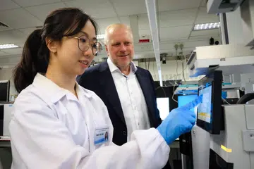 LAKUKAN UJIAN AIR: Profesor Shane Snyder (kanan) dan seorang alumni NTU, Cik Yuen Jia Wei, sedang melakukan ujian bagi menguji sebatian kimia dalam air. 
