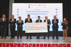PENYAMPAIAN CEK: Wakil daripada lima pertubuhan dewan perniagaan dan persatuan etnik setempat, termasuk (dari kanan) Presiden EA, Cik Sanda Theseira; Pengerusi SICCI, Encik Neil Parekh; Presiden SFCCA, Encik Thomas Chua; Presiden SCCCI, Encik Kho Choon Keng (tiga dari kiri) dan Presiden SMCCI, Encik Abu Bakar Mohd Nor (paling kiri),  menyampaikan cek bernilai $10,180,286 dalam satu majlis yang disaksikan oleh Timbalan Perdana Menteri, Encik Lawrence Wong (empat dari kanan). Turut hadir ialah Menteri Pendidikan, Encik Chan Chun Sing (empat dari kiri) dan Menteri Tenaga Manusia merangkap Menteri Kedua Perdagangan dan Perusahaan, Dr Tan See Leng (dua dari kiri).