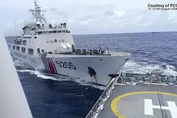 Foto fail tangkap layar daripada rakaman video yang diambil dan dikeluarkan pada 31 Ogos 2024 oleh Pengawal Pantai Filipina (PCG) menunjukkan sebuah kapal Pengawal Pantai China (kiri) melanggar kapal Pengawal Pantai Filipina BRP Teresa Magbanua berhampiran Terumbu Sabina di perairan  Laut China Selatan yang dipertikaikan.
