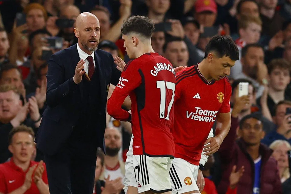 Pemain pertahanan Manchester United, Lisandro Martinez (paling kanan), kembali bermain selepas kecederaannya yang menyebabkan beliau terlepas kebanyakan musim ini. Martinez memainkan peranan penting memastikan ancaman serangan Manchester City di bawah kawalan. 