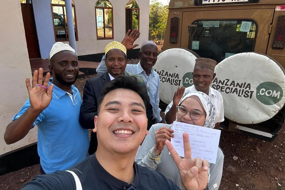 Encik Muhammad Syabil Sarwani dan Cik Nur Maisarah Omar berinteraksi dengan warga tempatan Afrika ketika berbulan madu di Tanzania.