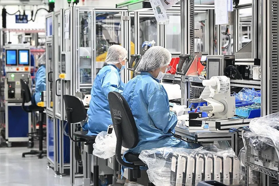 KESAN SEKTOR ELEKTRONIK LEMAH: Perangkaan terkini menunjukkan sektor perkilangan Singapura masih dalam kemerosotan berikutan kitaran elektronik semakin teruk dan permintaan luar lebih lemah. - Foto fail