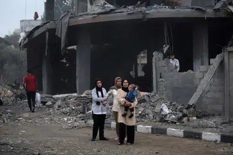 KE MANA LAGI?: Warga Palestin berjalan untuk mencari tempat perlindungan di  kawasan runtuhan bangunan akibat pengeboman tentera Israel di Deir Al Balah, selatan Gaza, pada 5 Disember.