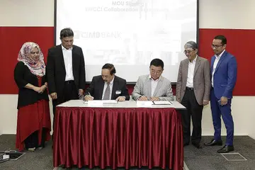 KERJASAMA PENTING: (Dari kiri) Naib Presiden DPPMS, Cik Fadilah Majid; Timbalan Presiden DPPMS, Encik Abu Bakar Mohd Noh; menyaksikan MOU yang ditandatangani Encik Farid Khan dan Encik Victor Lee, sambil disaksikan (dari kanan) Pengurus Negara, CIMB Singapore Islamic, Encik Sazali Baharom; dan CEO CIMB Singapore, Encik Mak Lye Mun. - Foto BH oleh AZMI ATHNI