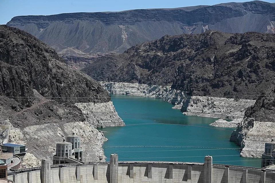 KESAN PERUBAHAN IKLIM: Pemandangan dari udara menunjukkan mendapan mineral (berwarna putih) yang menunjukkan paras air sebelumnya di Tasik Mead di Sungai Colorado, di sempadan negeri Nevada dan Arizona. Kemarau panjang dek perubahan iklim di barat Amerika menyebabkan paras sungai itu menjunam. - Foto AFP