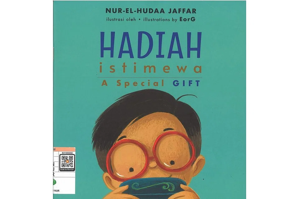 PELBAGAI TEMA DIHIDANGKAN: Buku bergambar 'Hadiah Istimewa' yang ditulis oleh Nur-El-Hudaa Jaffar menganjurkan memanfaatkan aktiviti melukis sebagai salah satu cara terapeutik untuk meluahkan perasaan, termasuk mengatasi kerisauan dan kesedihan. - Foto-foto NLB