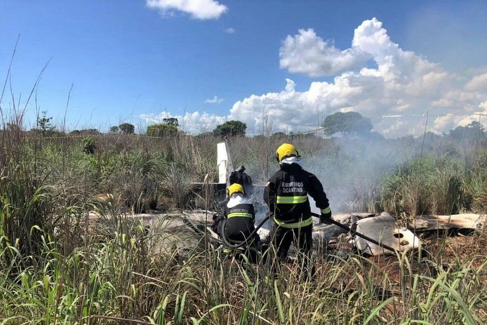 LOKASI KEJADIAN: Pasukan penyelamat meninjau lokasi bangkai pesawat yang membawa presiden dan pemain pasukan Palmas yang terhempas kelmarin. - Foto SOUTH CHINA MORNING POST