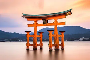 KIAN RAMAI PELAWAT: Tarikan seperti Gerbang Miyajima di Jepun ini merupakan antara tarikan pelancong asing ke negara matahari terbit ini. - Foto HONG THAI TRAVEL SERVICES