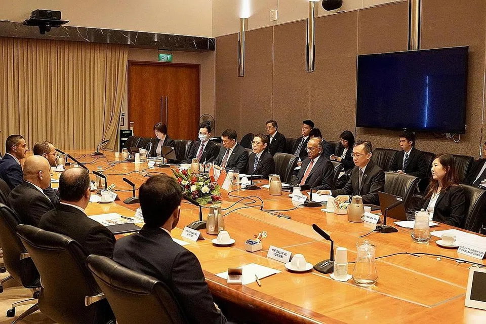 ERATKAN HUBUNGAN: Dialog Strategik Singapura-Oman yang diadakan buat julung-julung kalinya di Singapura kelmarin. - Foto KEMENTERIAN EHWAL LUAR