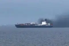 Rakaman imej daripada pelaut, Encik Wang Shang, dirakam pada 12 Mac 2026 menunjukkan kepulan asap dari kapal kargo ‘Source Blessing’. Encik Wang memberitahu agensi berita AFP, kapalnya terperangkap di laut dan tidak dapat meneruskan perjalanan melalui Selat Hormuz akibat ketegangan di laluan perkapalan penting itu ekoran perang Amerika Syarikat-Israel dan Iran.
